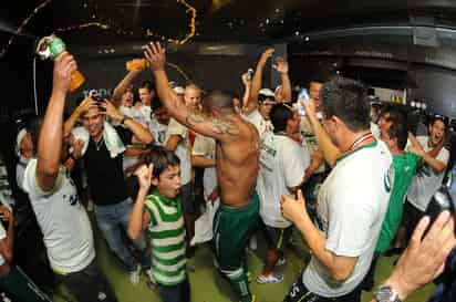 Con 13 años de edad, Aleco Irarragorri (abajo) festejaba en el vestidor de los Guerreros junto a todo el plantel el recién conseguido campeonato del Clausura 2012 ante los Rayados del Monterrey. En la actualidad, existe un abrumador abismo deportivo para repetir el logro.