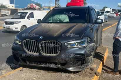 Se impacta contra ballenas y las proyecta contra auto de lujo en puente de Gómez Palacio
