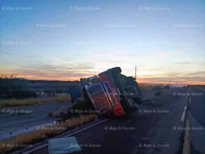 Vuelca tráiler cargado con cebollas en la localidad de Ceballos Durango