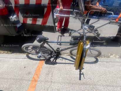 Auto impacta a adulto mayor en bicicleta en la colonia Santa Rosa de Gómez Palacio