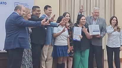 UAdeC entrega certificados CENEVAL en Monclova