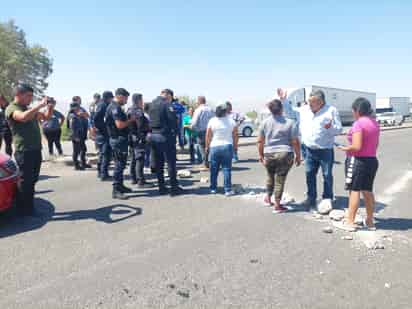 Bloquean carretera y se manifiestan en presidencia de San Pedro por falta de agua