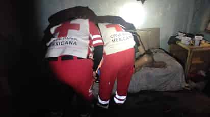 Agentes de la Policía de Torreón auxilian a adulto mayor y detienen a dos por invasión