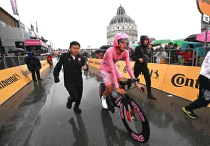 El ciclista mexicano se mantiene en la punta de la competencia italiana, aunque ya vio recortada su ventaja tras esta fecha.