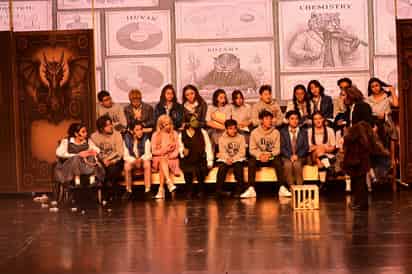 Jóvenes del Colegio Cervantes en plena actuación durante la obra musical Wicked en el Teatro Nazas.