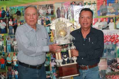 El presidente del circuito, Mario Sáenz Villarreal, fue el encargado de hacer entrega de los trofeos. (Especial)