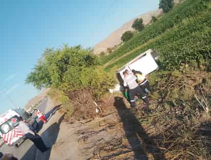 Volcadura en la carretera a Villa Juárez de Lerdo deja un lesionado