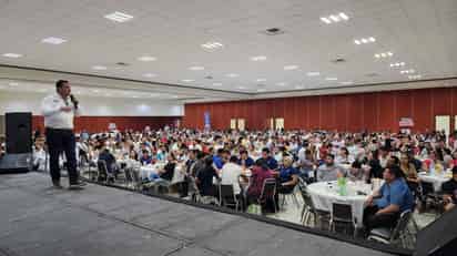Trabajadores del sector educativo manifiestan su apoyo a Raúl Meraz, candidato a la Presidencia de Gómez Palacio