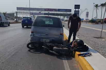 Motociclista choca contra auto descompuesto en el Periférico y termina lesionado