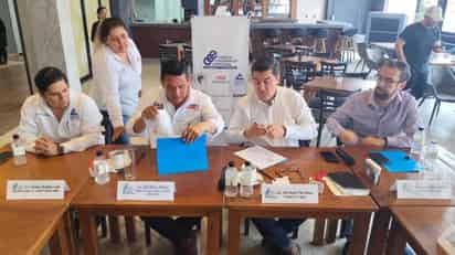 El candidato Raúl Meraz firmó un compromiso con el CCE.
