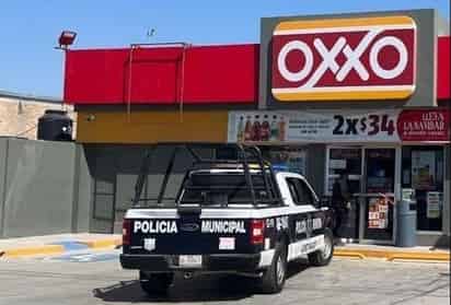 Lo detienen por robar bebidas alcohólicas y botanas en tienda de conveniencia de Gómez Palacio