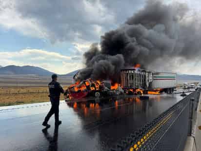 Chocan y se incendian dos tráileres en la Carretera Federal 57