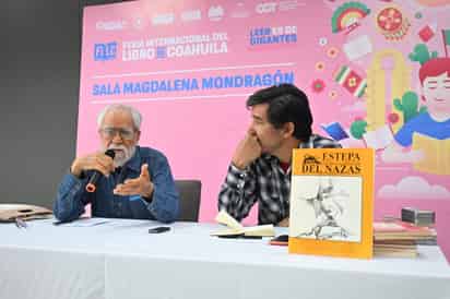 Protagonistas. Los dos están ahí, ante la mesa, como maestro y alumno, rodeados por libros y un
par de botellas con agua.