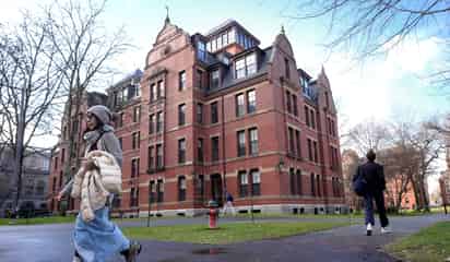 Jueza bloquea intento de Trump de prohibir extranjeros en Harvard