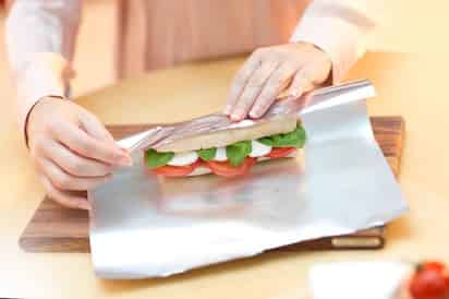 Evita envolver alimentos ácidos o salados en papel aluminio, ya que pueden absorber partículas del metal y representar un riesgo para la salud.