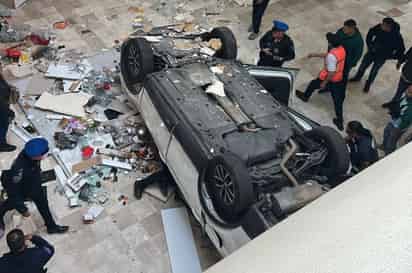 Cae camioneta desde tercer piso de estacionamiento en CDMX
