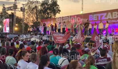Betzabé Martínez cierra campaña ante cientos de simpatizantes
