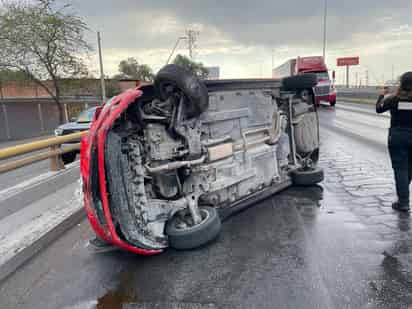 Conductor de auto sufre volcadura en el puente “Libertad” de Torreón