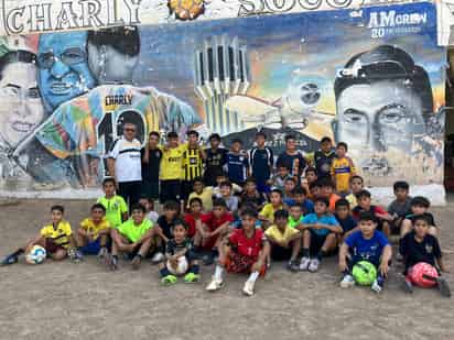 El sueño de decenas de niños y jovencitos laguneros de escasos recursos sigue latente más que nunca, buscando
seguir los pasos y éxitos del futbolista profesional Uriel Antuna, actualmente en Tigres. (META)