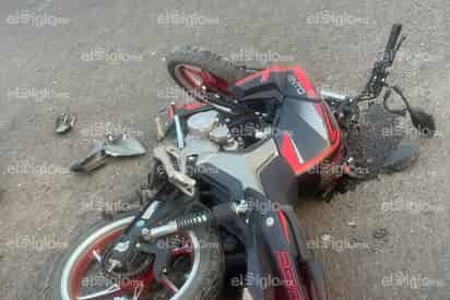 Motociclista se impacta contra camioneta frente al Centro Trailero de Gómez Palacio