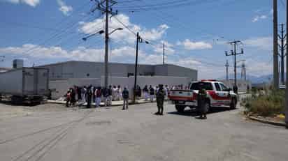 Evacuan a 100 trabajadores tras fuga de amoníaco