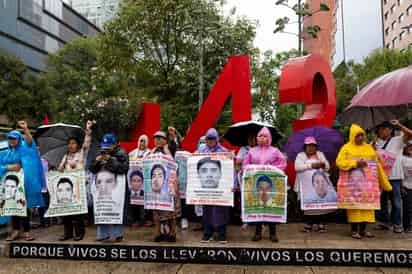 Padres de los 43 estudiantes de Ayotzinapa anuncian reunión con Sheinbaum