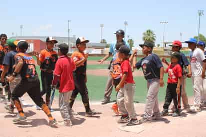 Rinden homenaje a impulsor de beisbol en San Pedro