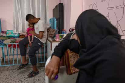 Distribuyen ayuda humanitaria en Gaza, Israel permite entrada de camiones con suministros