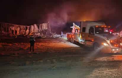 Chocan trailers en la autopista Gómez Palacio-Jiménez, uno volcó y se incendió