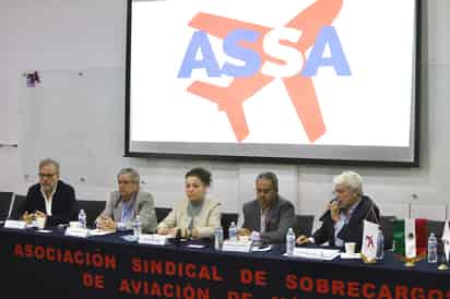 Sobrecargos emplazan a huelga a Aeroméxico para el 1 de junio