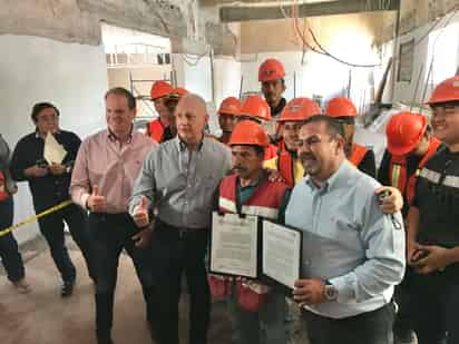 El alcalde supervisó las obras de construcción de lo que será el Canal 28. (EL SIGLO DE TORREÓN)