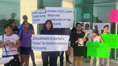 Padres de familia víctimas de violencia vicaria se plantaron a las afueras de la Fiscalía para exigir avances