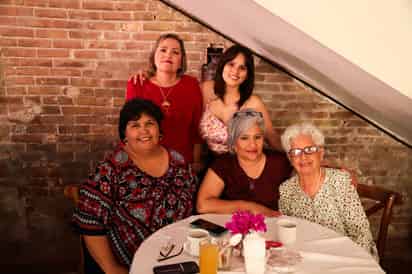 Carolina Pérez, Patricia Pedrosa, Silvia Campos, Mayela Pedrosa y Carolina Romero.