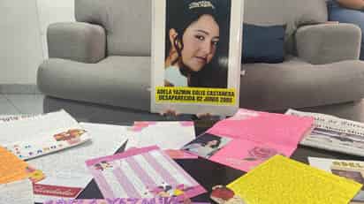Cristina guarda cada una de las 20 cartas que ha redactado a su hija Adela, quien desapareció hace casi 20 años en Torreón. (EL SIGLO DE TORREÓN)