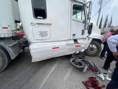 Motociclista se impacta con tráiler, le cortó la circulación al intentar ingresar a empresa de Gómez Palacio