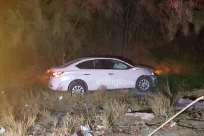 Auto se sale del camino sobre el bulevar Ejército Mexicano de Gómez Palacio