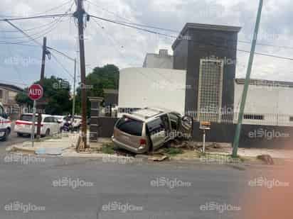 Camioneta derriba un poste de madera y se impacta con domicilio en Gómez Palacio