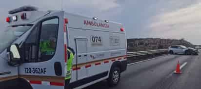 Muere hombre en la carretera Torreón - Saltillo tras impactar barrera metálica