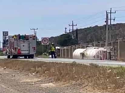 Vuelca pipa con gasolina en la carretera Saltillo - Torreón