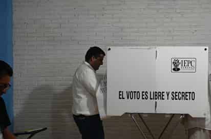 El alcalde Homero Martínez emite su voto en Lerdo; denuncia hackeo y llama a jornada pacífica