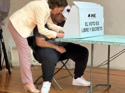 Hijo menor de López Obrador emite su voto acompañado de Beatriz Gutiérrez Müller