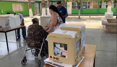 Con acordeón que le hizo su hija, doña Guadalupe pudo votar en elección judicial