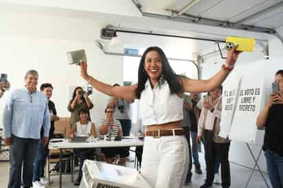 Betzabé Martínez se dijo contenta por ejercer su derecho al voto y aseguró que la jornada transcurrió en orden.