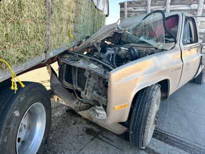 Camioneta se impacta contra tráiler cargado con pacas en Gómez Palacio