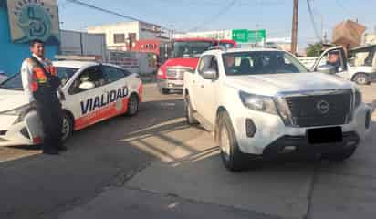 Agentes de transito detienen a conductor ebrio que llevaba una pistola