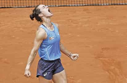 La raquetista francesa festejó por todo lo alto su logro en la cancha de arcilla frente a su gente.