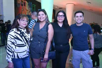 Silvia Lucero, Gloria, Elizabeth y Gerardo.