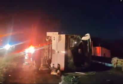 Mueren 11 personas al volcar autobús de turismo en Hualahuises, Nuevo León