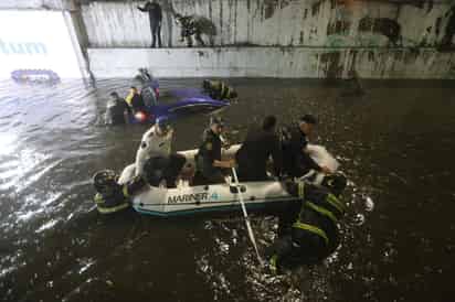 Coches bajo el agua y caos en la CDMX por lluvias | VIDEOS
