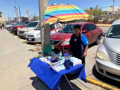 'La señora de las memorias', la mujer que lleva más de 30 años vendiendo afuera de la Clínica 16 del IMSS de Torreón